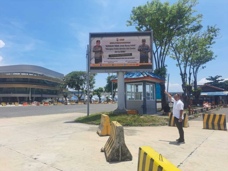 Polisi Luncurkan Himbauan Pilkada Damai Melalui Videotron di Pelabuhan Bakauheni