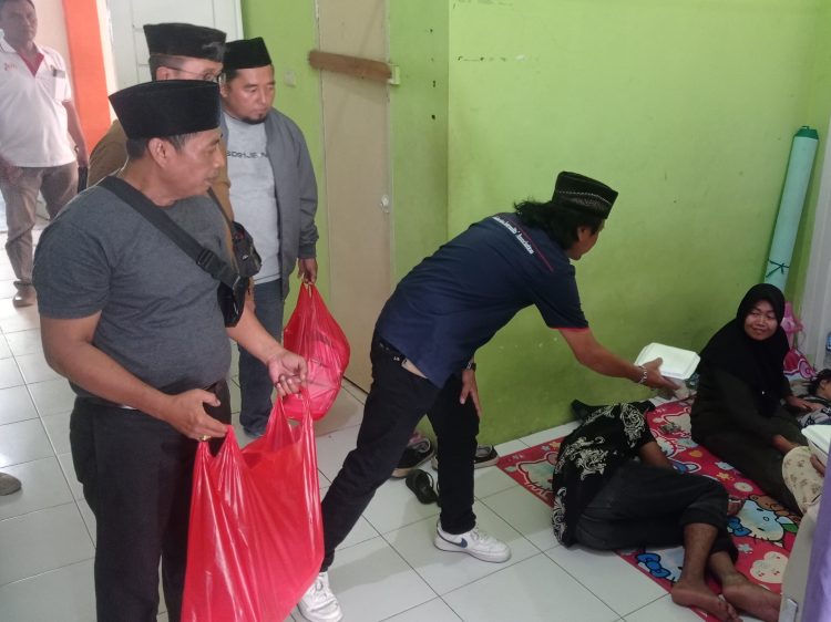 PWI Pringsewu Gelar Aksi Sosial ‘PWI Berbagi’, Salurkan 150 Nasi Bungkus untuk Warga