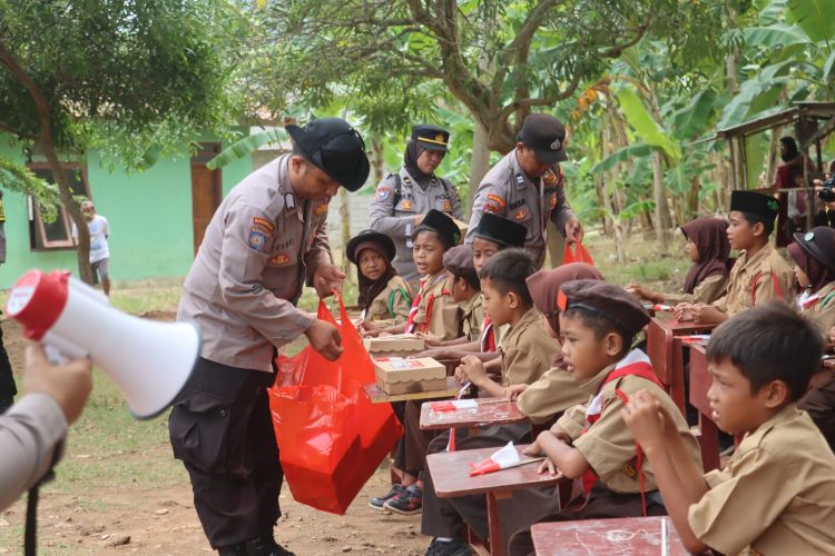 Polres Lampung Selatan Gelar Program Makanan Bergizi di SDN 5 Pulau Rimau, Dukung Pencegahan Stunting