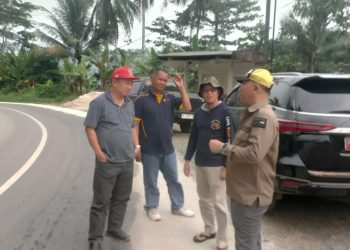 Pj. Bupati Tanggamus Tinjau Jembatan Gantung dan Pembangunan Jalan di Kelumbayan