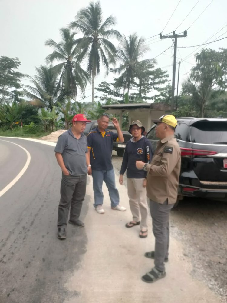 Pj. Bupati Tanggamus Tinjau Jembatan Gantung dan Pembangunan Jalan di Kelumbayan