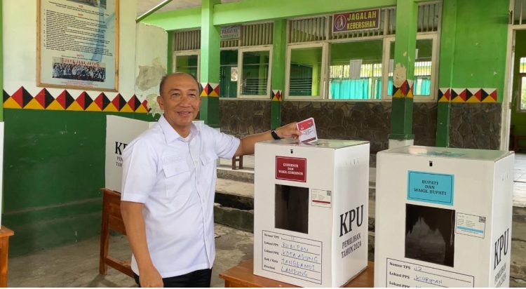 PJ Bupati Tanggamus Gunakan Hak Pilih di TPS 12, Suasana Kondusif dan Antusias