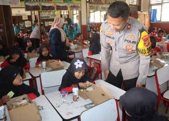 “Polres Lampung Selatan Luncurkan Program Makan Bergizi Gratis di SDN 2 Way Lubuk untuk Anak-anak”