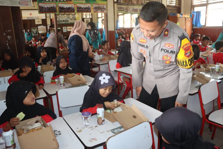 “Polres Lampung Selatan Luncurkan Program Makan Bergizi Gratis di SDN 2 Way Lubuk untuk Anak-anak”
