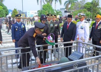 Kapolda Lampung Irjen Helmy Santika Pimpin Ziarah Hari Pahlawan di Taman Makam Pahlawan
