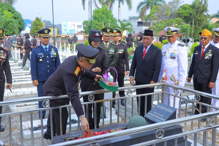 Kapolda Lampung Irjen Helmy Santika Pimpin Ziarah Hari Pahlawan di Taman Makam Pahlawan