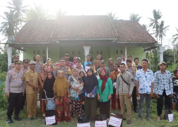 Kapolres Lampung Selatan Serahkan Tali Asih untuk Korban Puting Beliung di Dusun Indagri, Tanjung Sari