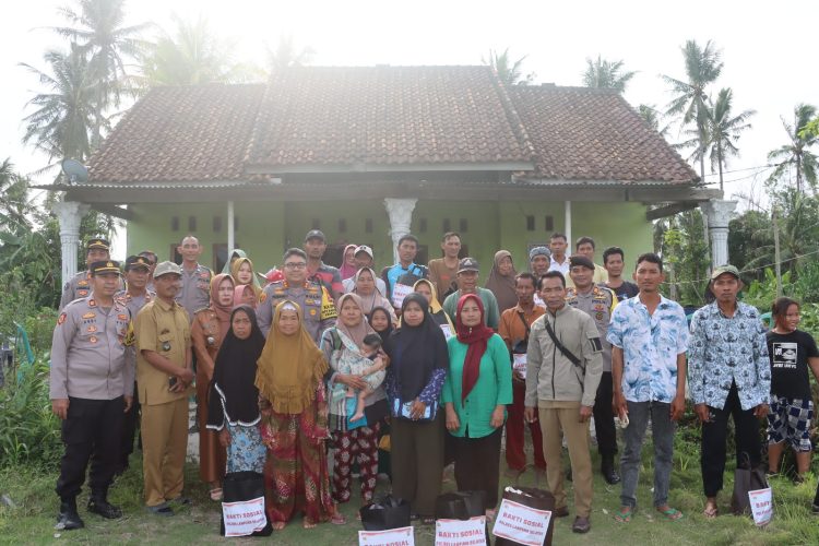 Kapolres Lampung Selatan Serahkan Tali Asih untuk Korban Puting Beliung di Dusun Indagri, Tanjung Sari