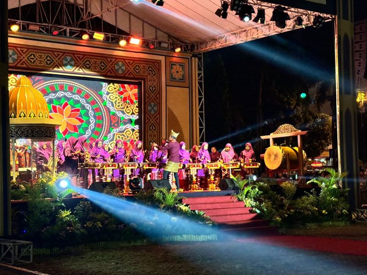 Musik Tradisional Gamolan Pekhing dari TP PKK Lampung Barat Meriahkan Pembukaan MTQ ke-51 Provinsi Lampung