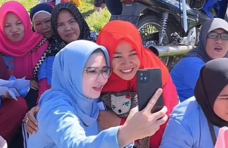 Ibu-Ibu Way Lima Bersatu Dukung Nanda-Anton untuk Memenangkan Pilkada Pesawaran