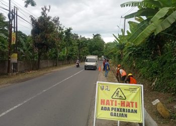 Bahu Jalan Wisata Bandar Lampung dan Pesawaran Dibersihkan untuk Kenyamanan Pengendara