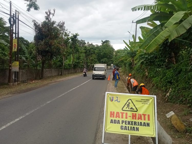 Bahu Jalan Wisata Bandar Lampung dan Pesawaran Dibersihkan untuk Kenyamanan Pengendara