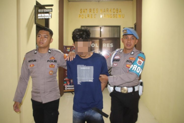 Pria Bawa Narkoba dan Sajam Ditangkap Polisi di Pringsewu