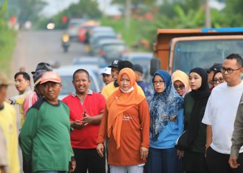 Wakil Bupati Lampung Tengah Pimpin Apel Pagi Dinas Lingkungan Hidup dan Bersihkan Sampah