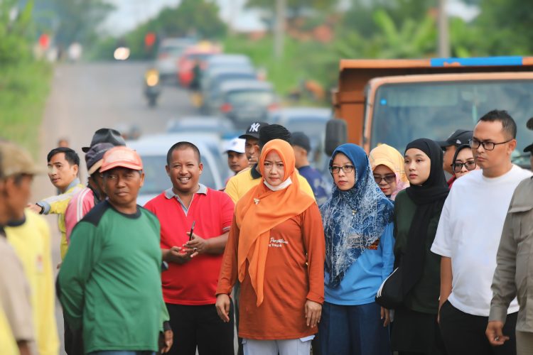 Wakil Bupati Lampung Tengah Pimpin Apel Pagi Dinas Lingkungan Hidup dan Bersihkan Sampah