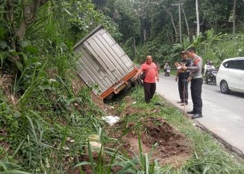 Mobil Box Bermuatan Kelapa Anjlok di Tanjakan Simpang Mutun, Tidak Ada Korban Jiwa