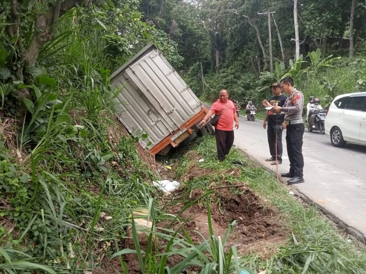 Mobil Box Bermuatan Kelapa Anjlok di Tanjakan Simpang Mutun, Tidak Ada Korban Jiwa