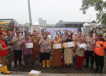 Polres Lampung Selatan Salurkan Bantuan untuk Korban Banjir Rob di Sragi