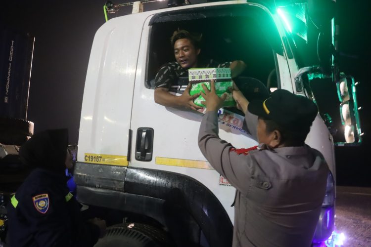 Polres Lampung Selatan dan PT BBJ Bagikan 600 Kotak Nasi untuk Awak Truk di Pelabuhan Bakauheni