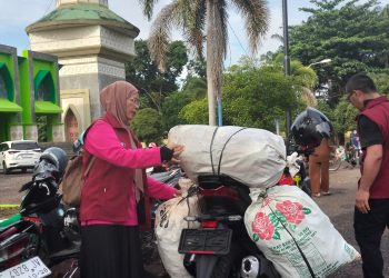 Relawan Donor Darah Lampung Utara Bersih-Bersih di Islamic Center