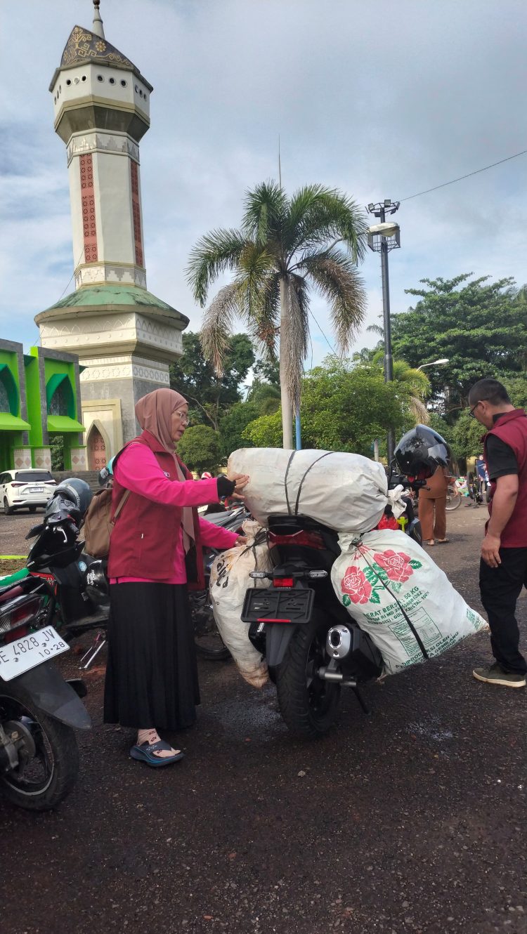 Relawan Donor Darah Lampung Utara Bersih-Bersih di Islamic Center