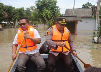Polwan Lampung Selatan Hadirkan Senyum di Tengah Pengungsian Banjir