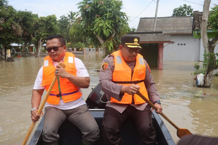 Polwan Lampung Selatan Hadirkan Senyum di Tengah Pengungsian Banjir
