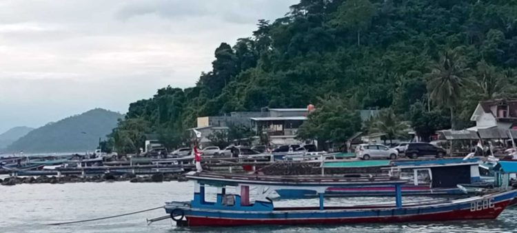 Pulau Pahawang Jadi Tujuan Wisata Favorit, Ribuan Pengunjung Padati Dermaga Ketapang