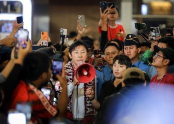 Shin Tae-yong Terkejut Disambut Ratusan Suporter Timnas Indonesia di Bandara Soetta