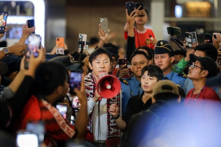 Shin Tae-yong Terkejut Disambut Ratusan Suporter Timnas Indonesia di Bandara Soetta