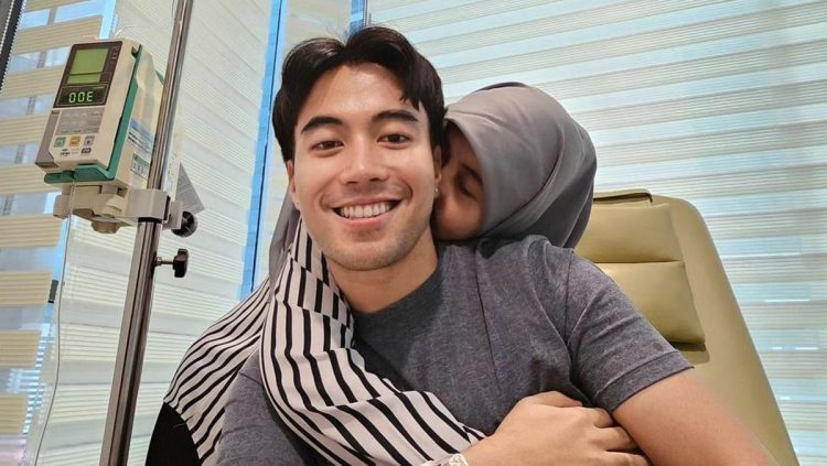 Vidi Aldiano Berangkat Umroh Bersama Keluarga dan Sahabat, Mahalini Jadi Sorotan