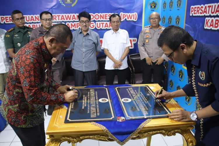 Pj Bupati dan Ketua PWI Lampung Resmikan Balai Wartawan Effendi Yusuf