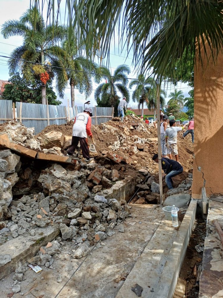 Talud Taman Ir Soekarno Kota Agung Ambrol, Dinas PUPR Tanggamus Lakukan Perbaikan Cepat