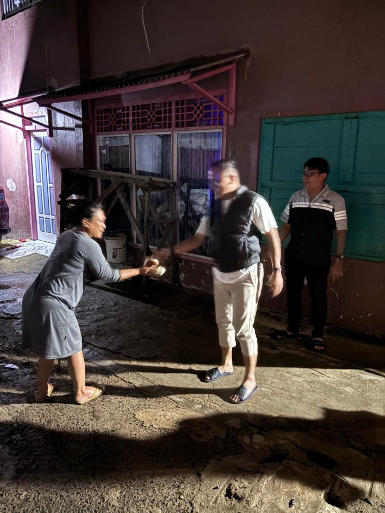 Gilang Ramadhan Turun Langsung Bantu Warga Korban Banjir di Lampung