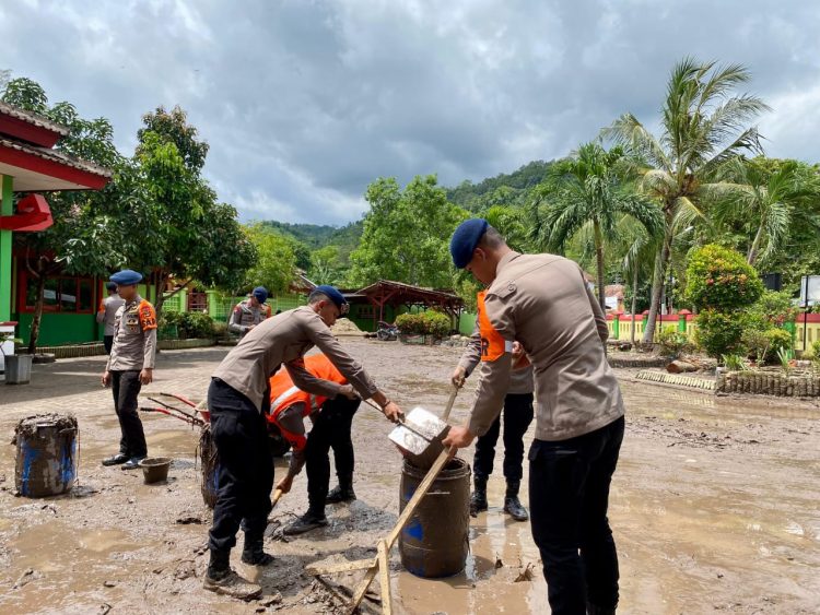 Tim SAR Satuan Brimob Polda Lampung Bersihkan Rumah dan Sekolah yang Terdampak Banjir