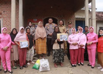 Kapolres Lampung Selatan Bersama Bhayangkari Salurkan Bantuan Sosial untuk Korban Banjir