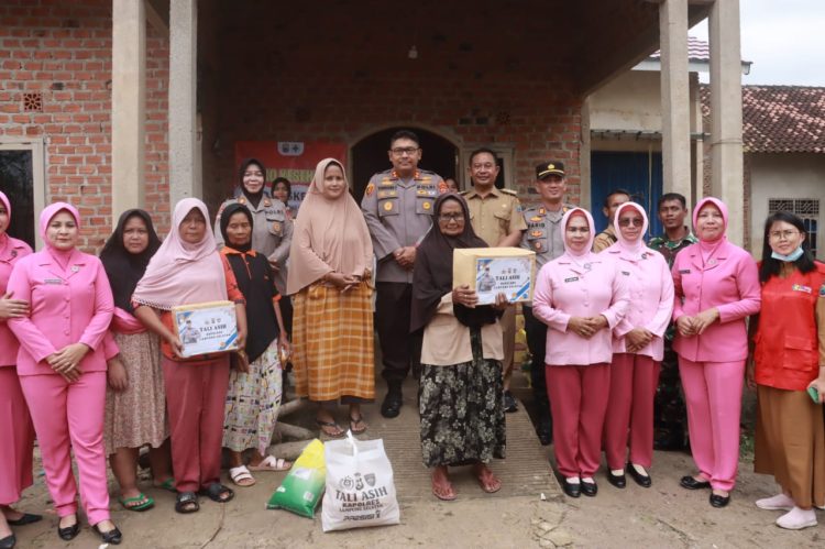 Kapolres Lampung Selatan Bersama Bhayangkari Salurkan Bantuan Sosial untuk Korban Banjir
