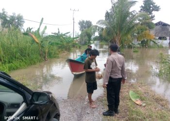 Kapolsek Sragi Tinjau Banjir di Dusun Umbul Besar, Debit Air Capai 75 cm