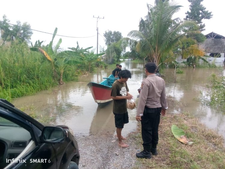 Kapolsek Sragi Tinjau Banjir di Dusun Umbul Besar, Debit Air Capai 75 cm