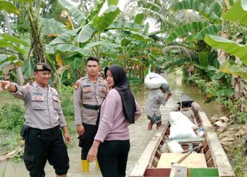 Personel Sat Samapta Polres Lampung Selatan Evakuasi Barang Warga di Tengah Banjir