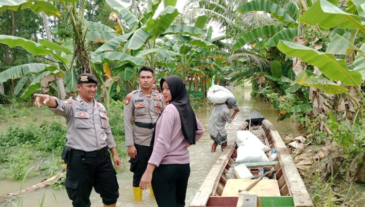 Personel Sat Samapta Polres Lampung Selatan Evakuasi Barang Warga di Tengah Banjir