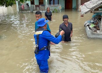 Gabungan Polairud Polda Lampung dan Polres Lampung Selatan Evakuasi Warga Terdampak Banjir