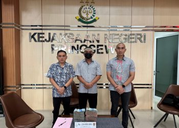 Kejari Pringsewu Terima Pengembalian Uang Kerugian Negara dari Tersangka Kasus Korupsi