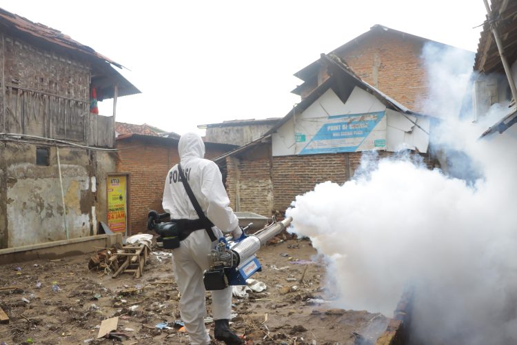 Polda Lampung Lakukan Fogging dan Edukasi untuk Cegah Demam Berdarah