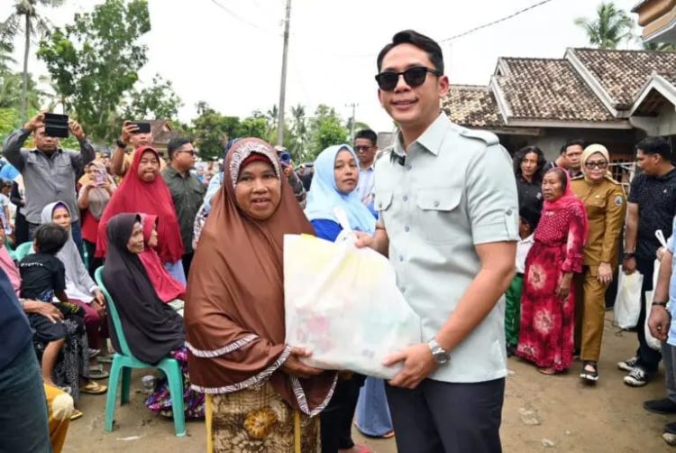 Bupati Lampung Selatan Terpilih Salurkan Bantuan kepada Korban Banjir di Sragi