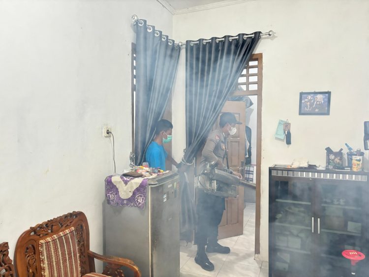 Polres Lampung Selatan Bersama Puskesmas Kalianda Lakukan Fogging untuk Cegah DBD