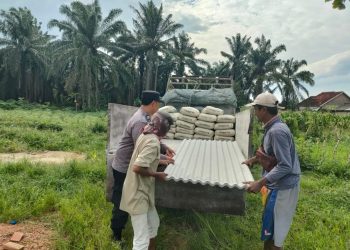 Kapolres Lampung Selatan Bantu Janda Sebatang Kara Korban Angin Kencang di Jati Agung