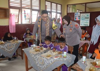 Polres Lampung Selatan Lanjutkan Program “Jumat Berkah” dengan Pembagian Makanan Bergizi di SDN 4 Kalianda