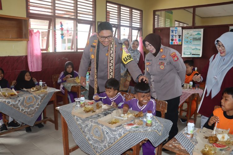 Polres Lampung Selatan Lanjutkan Program “Jumat Berkah” dengan Pembagian Makanan Bergizi di SDN 4 Kalianda