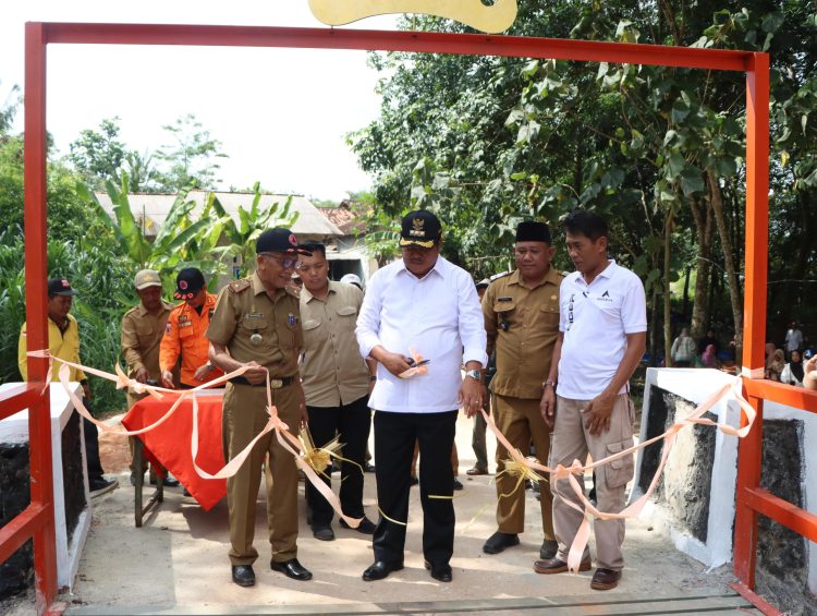 Bupati Musa Ahmad Resmikan Jembatan Baru di Kampung Terbanggi Besar